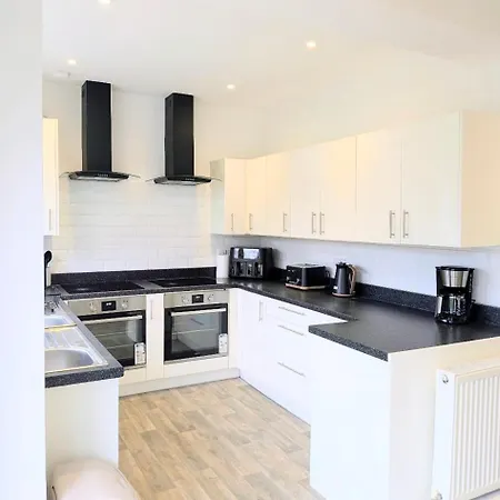 Danebury House Sleeps 13 With Parking Сasa de vacaciones *