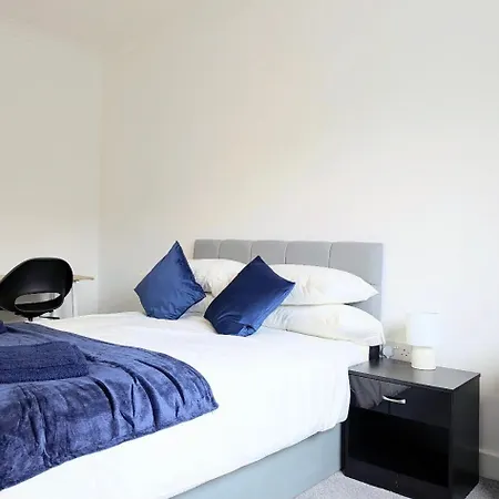 Danebury House Sleeps 13 With Parking Сasa de vacaciones *