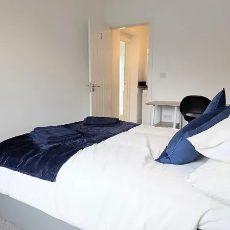 Danebury House Sleeps 13 With Parking