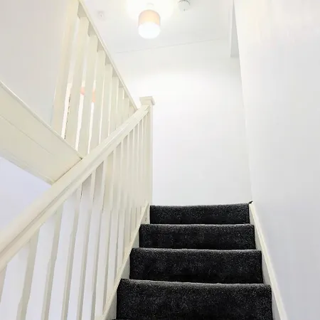 Danebury House Sleeps 13 With Parking Сasa de vacaciones *