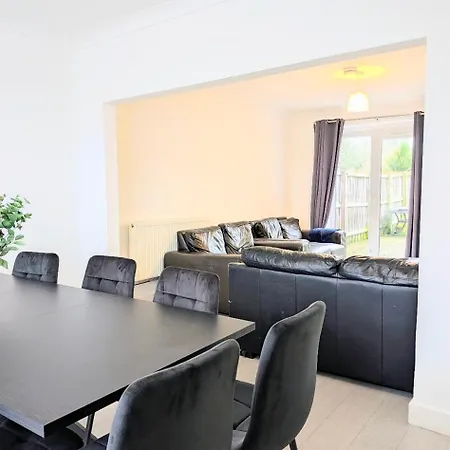 Danebury House Sleeps 13 With Parking *