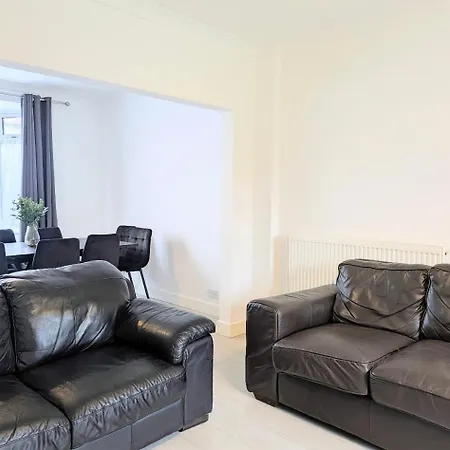 Danebury House Sleeps 13 With Parking York