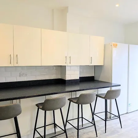 Danebury House Sleeps 13 With Parking Ferienhaus