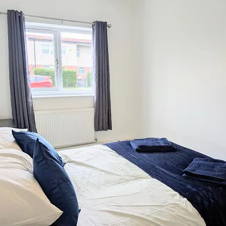 Danebury House Sleeps 13 With Parking Ferienhaus