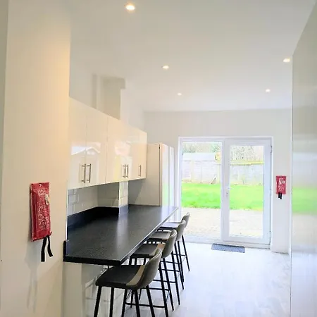 Ferienhaus Danebury House Sleeps 13 With Parking *