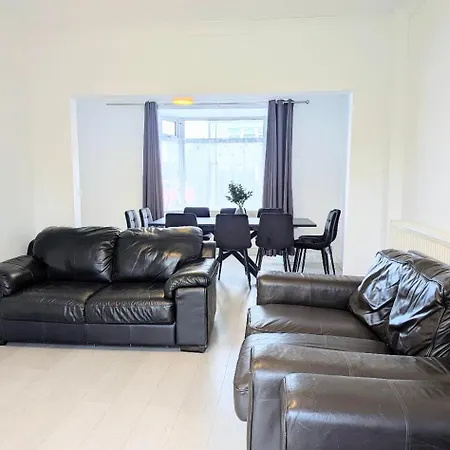 Danebury House Sleeps 13 With Parking York