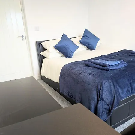 Danebury House Sleeps 13 With Parking Ferienhaus