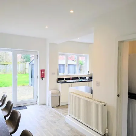 Danebury House Sleeps 13 With Parking Ferienhaus