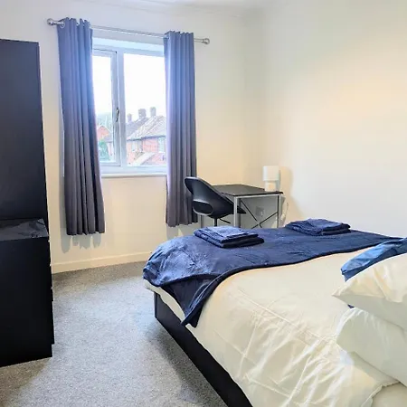 Danebury House Sleeps 13 With Parking Ferienhaus