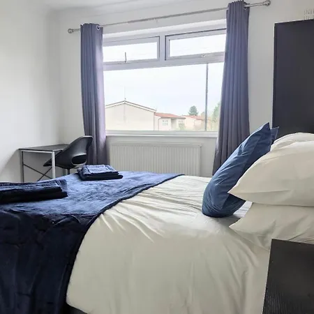 Ferienhaus Danebury House Sleeps 13 With Parking