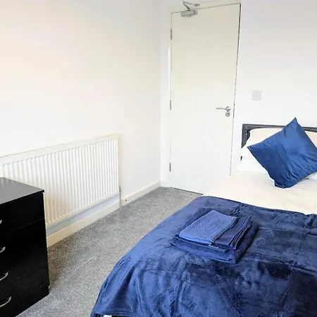 Danebury House Sleeps 13 With Parking Ferienhaus