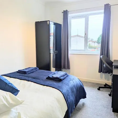 Danebury House Sleeps 13 With Parking Ferienhaus *