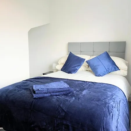 Danebury House Sleeps 13 With Parking