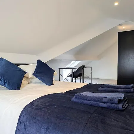 Danebury House Sleeps 13 With Parking Ferienhaus *