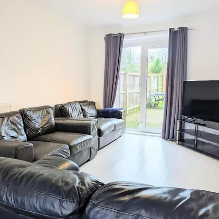 Danebury House Sleeps 13 With Parking