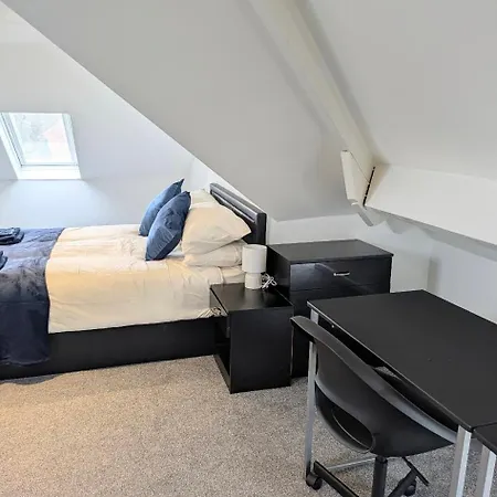 Danebury House Sleeps 13 With Parking Ferienhaus