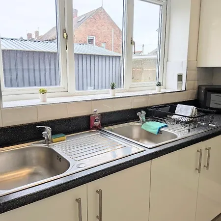 Danebury House Sleeps 13 With Parking Ferienhaus