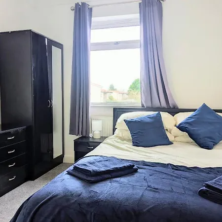 Danebury House Sleeps 13 With Parking *