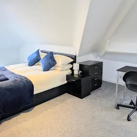 Ferienhaus Danebury House Sleeps 13 With Parking