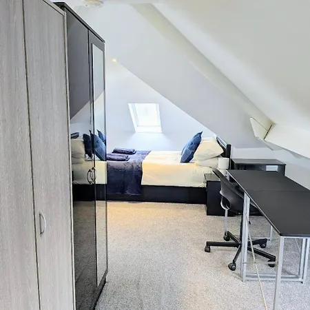 Danebury House Sleeps 13 With Parking Ferienhaus *