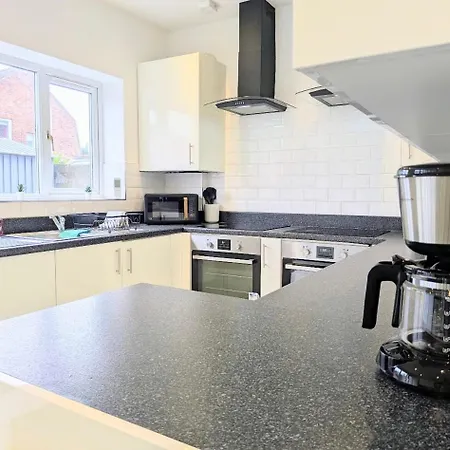 Danebury House Sleeps 13 With Parking Ferienhaus