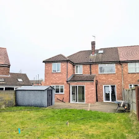 Ferienhaus Danebury House Sleeps 13 With Parking