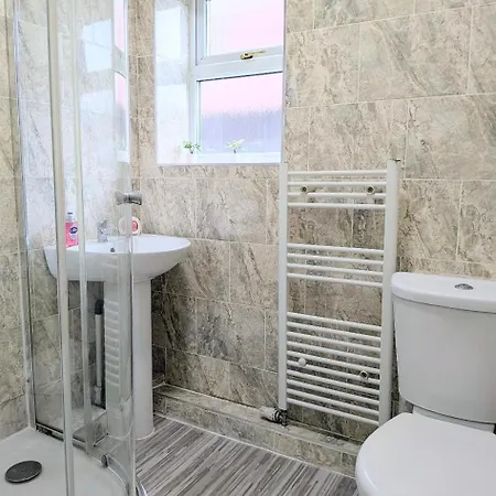 Danebury House Sleeps 13 With Parking Ferienhaus