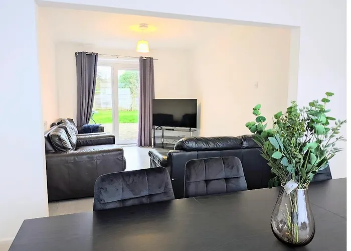 Danebury House Sleeps 13 With Parking York