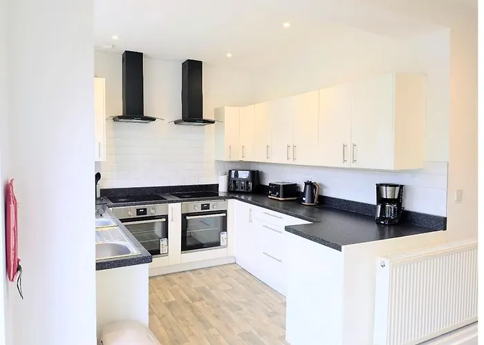 Danebury House Sleeps 13 With Parking Сasa de vacaciones *