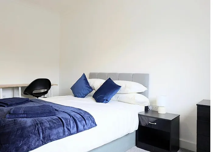 Danebury House Sleeps 13 With Parking Сasa de vacaciones *