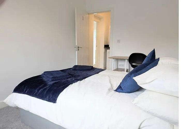 Danebury House Sleeps 13 With Parking