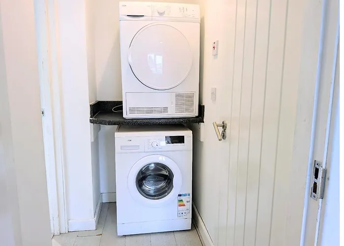 Сasa de vacaciones Danebury House Sleeps 13 With Parking