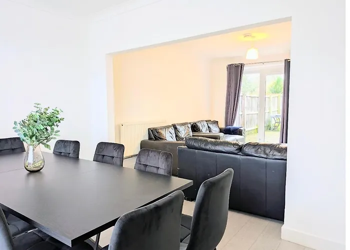 Danebury House Sleeps 13 With Parking *