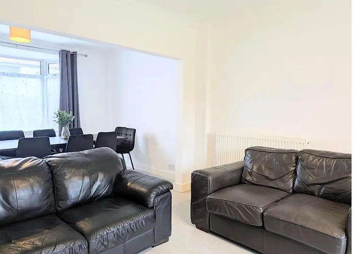 Danebury House Sleeps 13 With Parking York