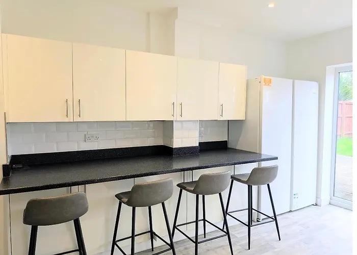 Danebury House Sleeps 13 With Parking 別荘