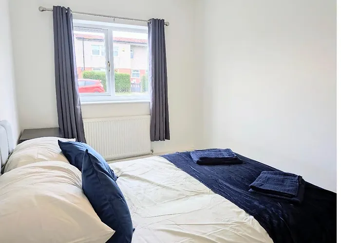 Danebury House Sleeps 13 With Parking Сasa de vacaciones