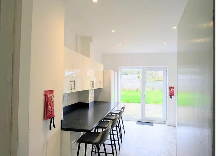 Сasa de vacaciones Danebury House Sleeps 13 With Parking *