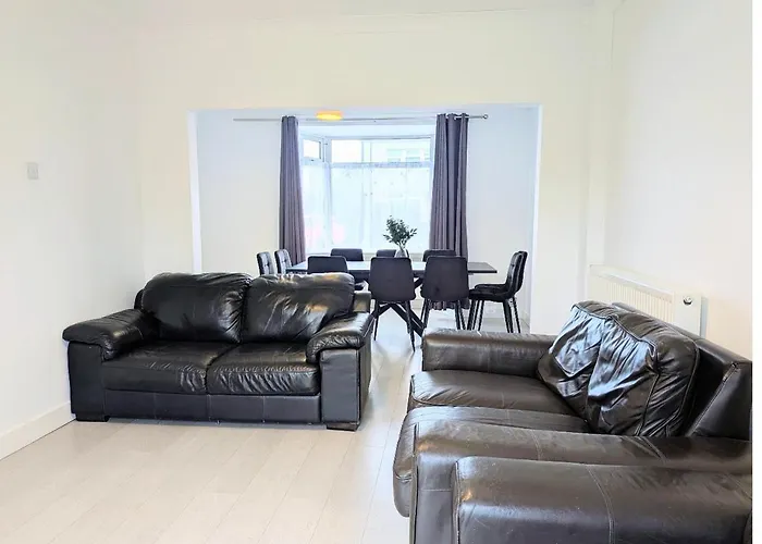 Danebury House Sleeps 13 With Parking York