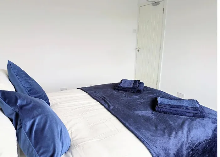 Сasa de vacaciones Danebury House Sleeps 13 With Parking