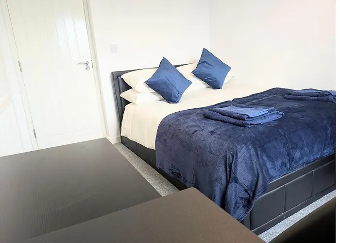 Danebury House Sleeps 13 With Parking Сasa de vacaciones