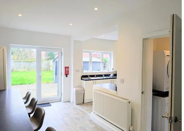 Danebury House Sleeps 13 With Parking Сasa de vacaciones