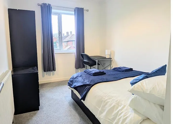 Danebury House Sleeps 13 With Parking Сasa de vacaciones