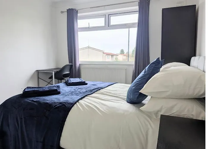 Сasa de vacaciones Danebury House Sleeps 13 With Parking