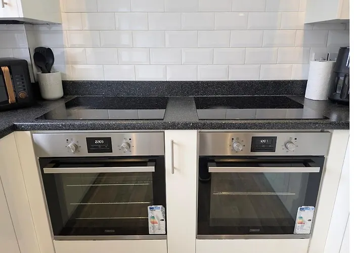 Сasa de vacaciones Danebury House Sleeps 13 With Parking *