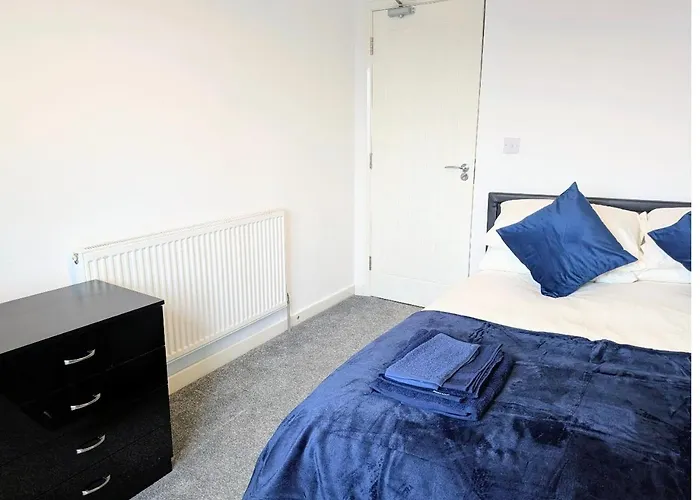 Danebury House Sleeps 13 With Parking Сasa de vacaciones