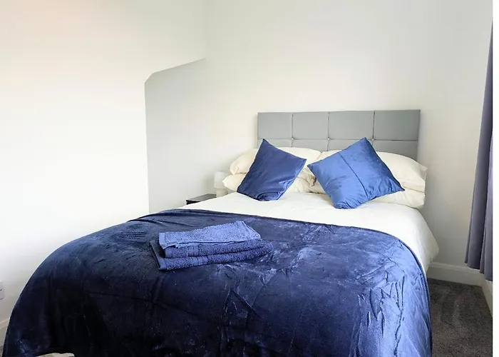 Danebury House Sleeps 13 With Parking