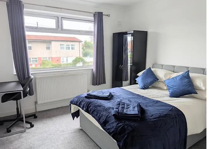 Danebury House Sleeps 13 With Parking York