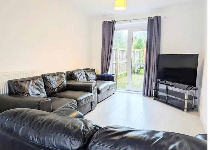 Danebury House Sleeps 13 With Parking