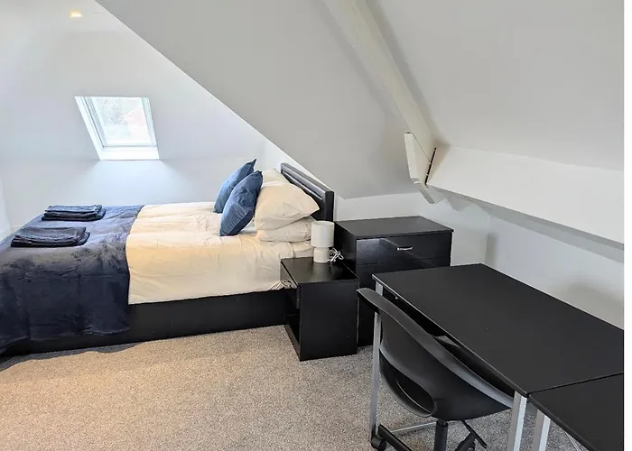 Danebury House Sleeps 13 With Parking Сasa de vacaciones