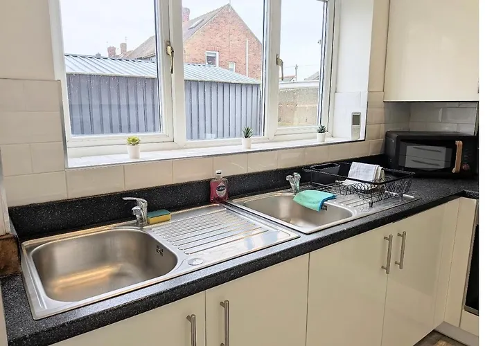 Danebury House Sleeps 13 With Parking Сasa de vacaciones